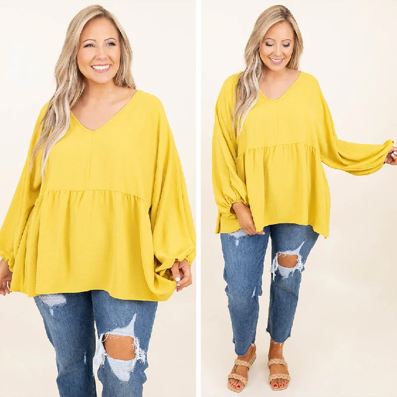 Weekend Shopping Bliss Queen For A Day Top, Gold Kiwi